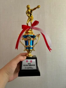직접 찍은 생활체육 복싱대회에서 우승한 트로피