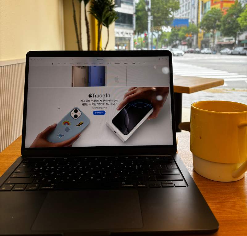 직접 촬영한 맥북에어 온라인 콘텐츠 사업에 대한 사진