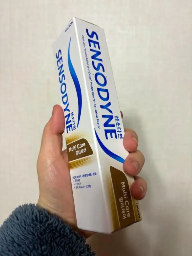 센소다인 치약을 손에 들고 있는 모습