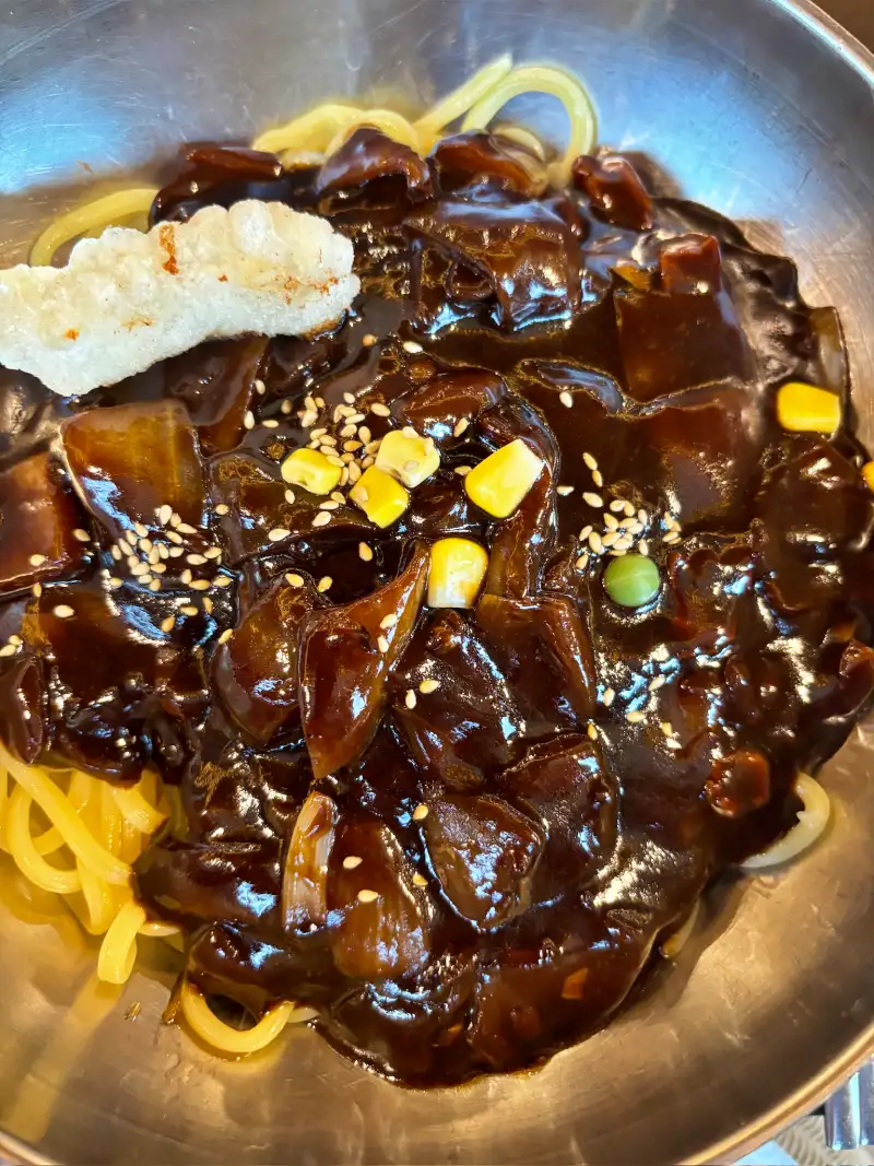 중식 셰프 박은영의 중식당을 소개하기 위해 쓰인 짜장면 실물