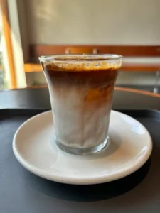 카페에서 주문한 라떼가 담긴 컵의 실물