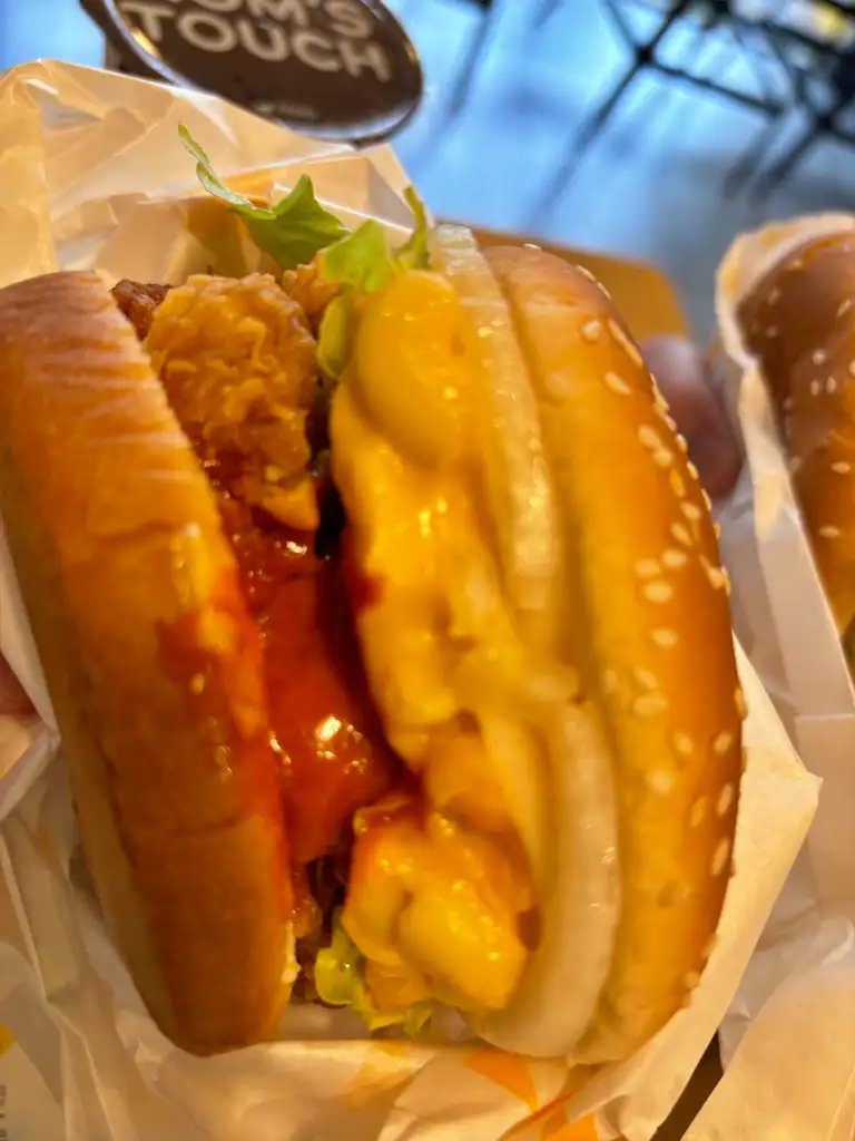 맘스터치 햄버거 클로즈 샷