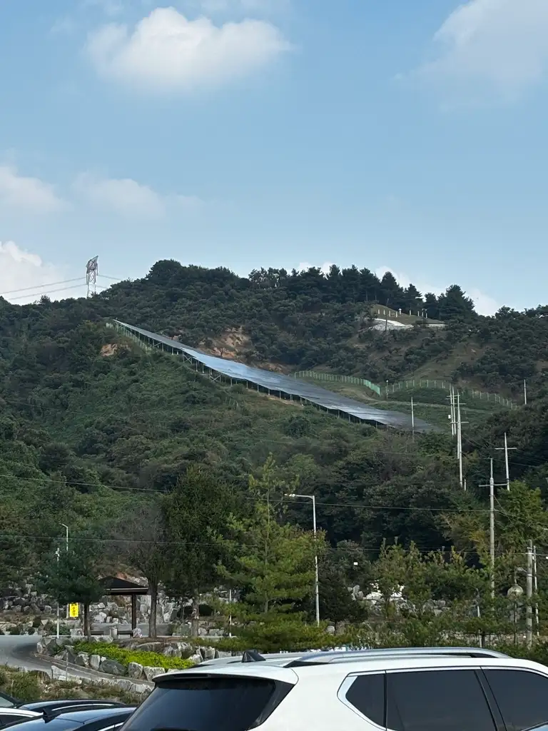 등산객들을 위한 산행을 알리기 위해 쓰인 직접 찍은 산 실물