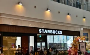 스타벅스 로고가 보이는 카페1층 전경