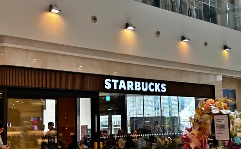 스타벅스 로고가 보이는 카페1층 전경