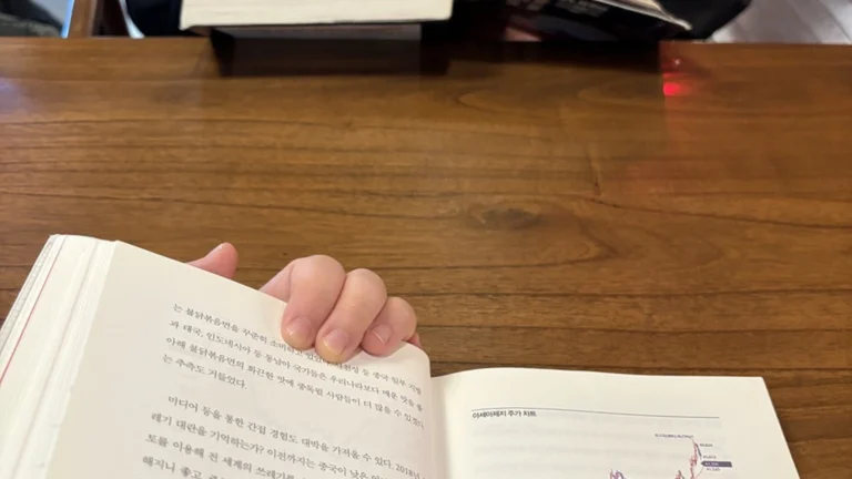 공부하면서 책 읽는 모습을 찍은 사진